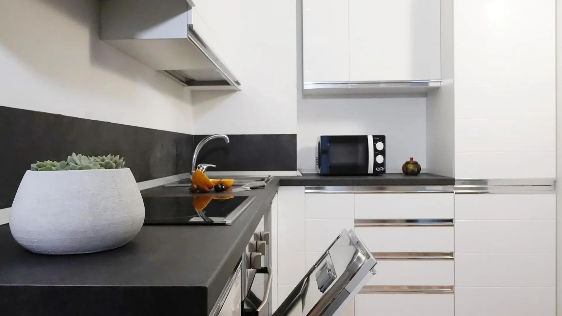Spacious Apartment With Terrace Milan 0*,  Italie
